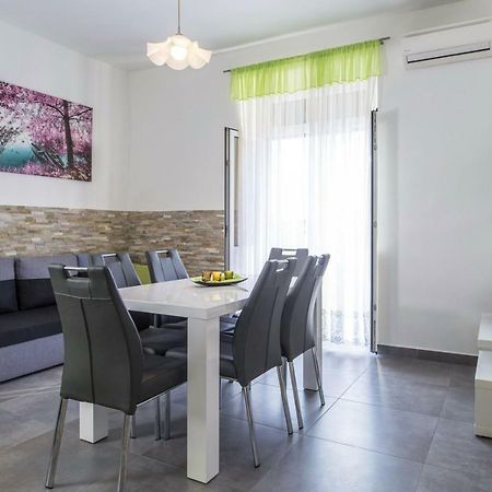 Apartment Stefania On The Beach Koromačno エクステリア 写真