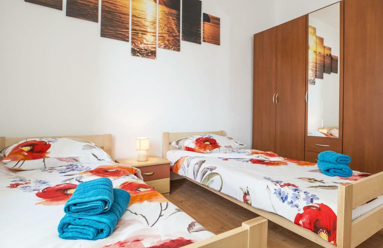 Apartment Stefania On The Beach Koromačno エクステリア 写真