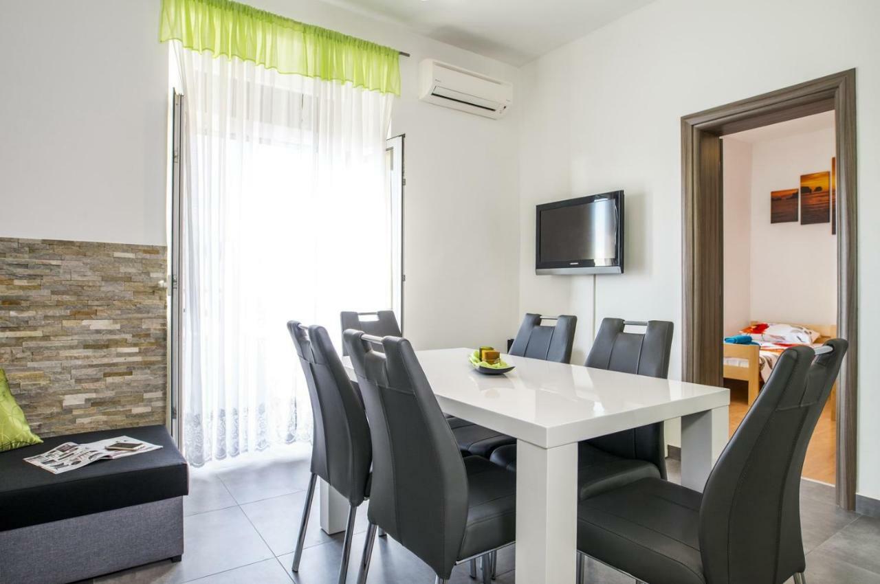 Apartment Stefania On The Beach Koromačno エクステリア 写真