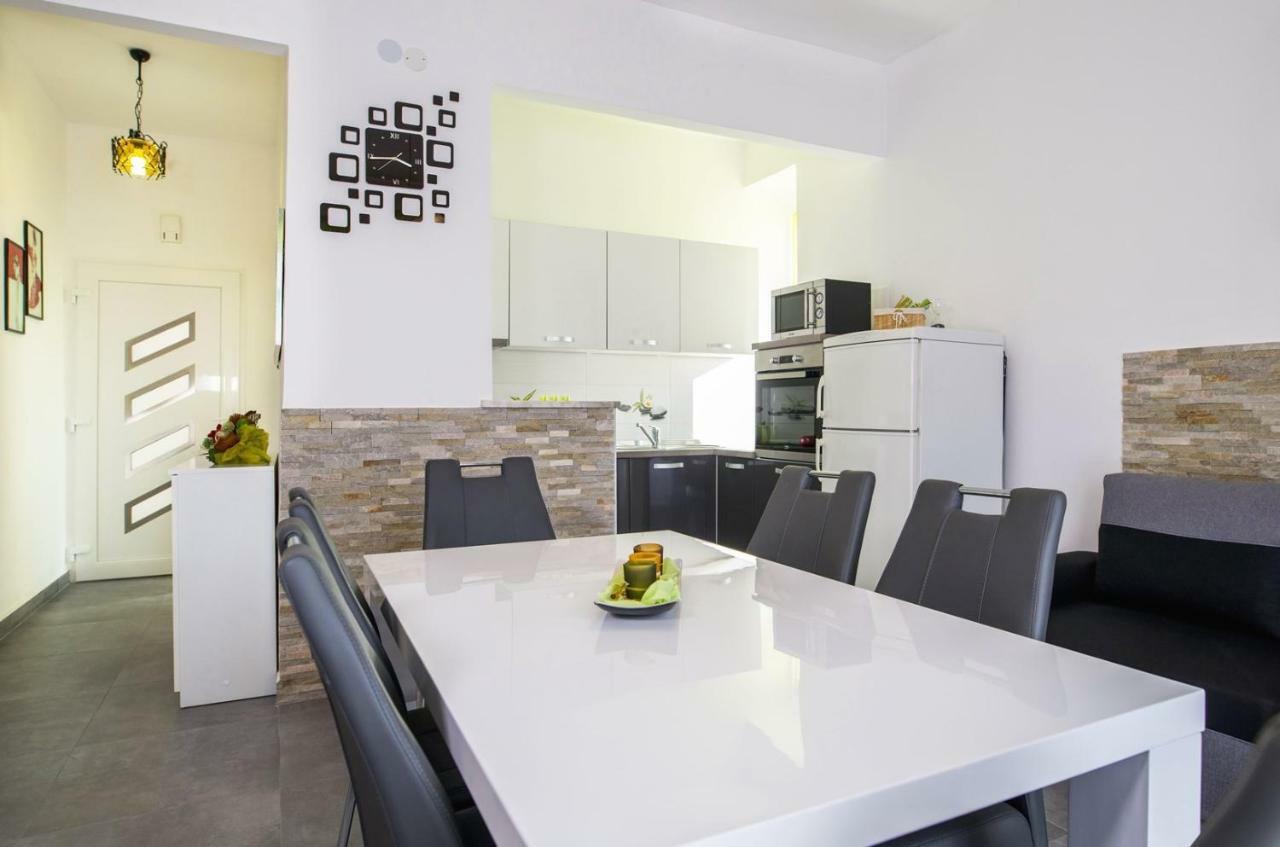 Apartment Stefania On The Beach Koromačno エクステリア 写真