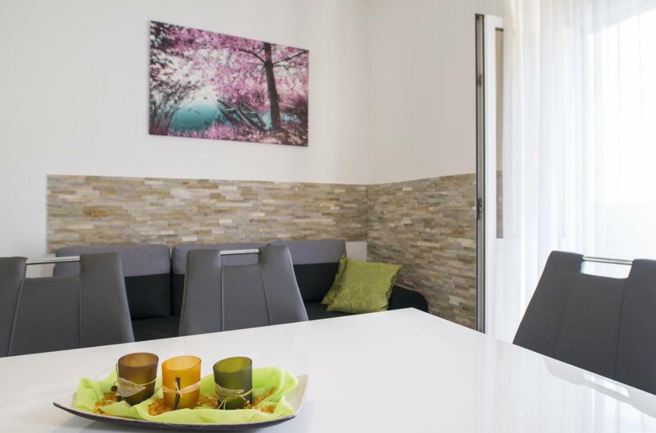 Apartment Stefania On The Beach Koromačno エクステリア 写真
