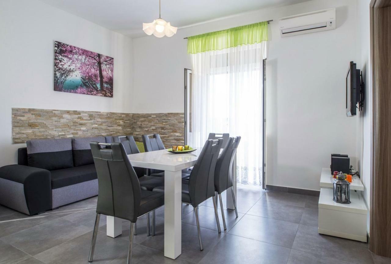 Apartment Stefania On The Beach Koromačno エクステリア 写真