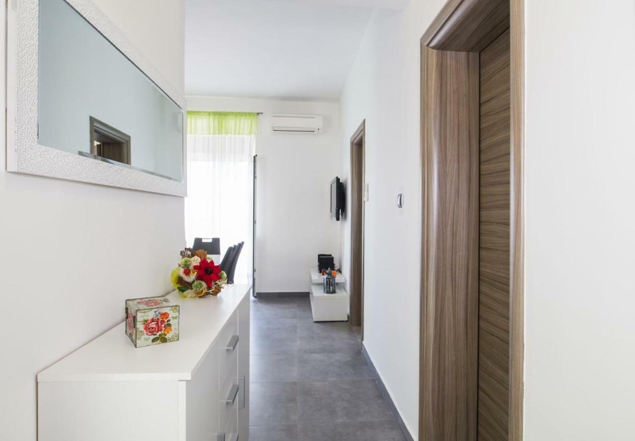 Apartment Stefania On The Beach Koromačno エクステリア 写真